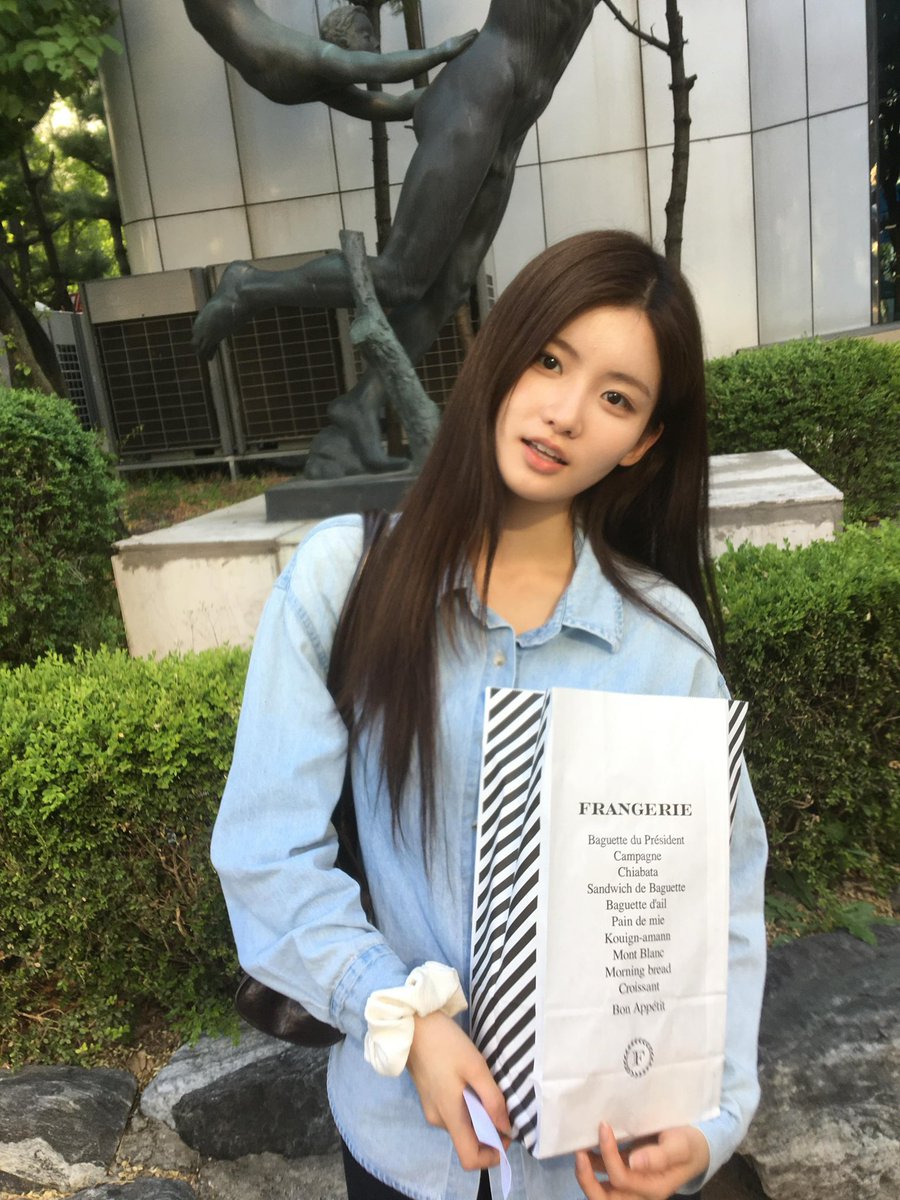 0SO326's tweet photo. 인스타 사진은 밥잘사주는예쁜선배미 나는데
버블에 보내준 사진은 그냥 얼딩. 많이 봐줘야 초딩. https://t.co/ldj7b0Bvda