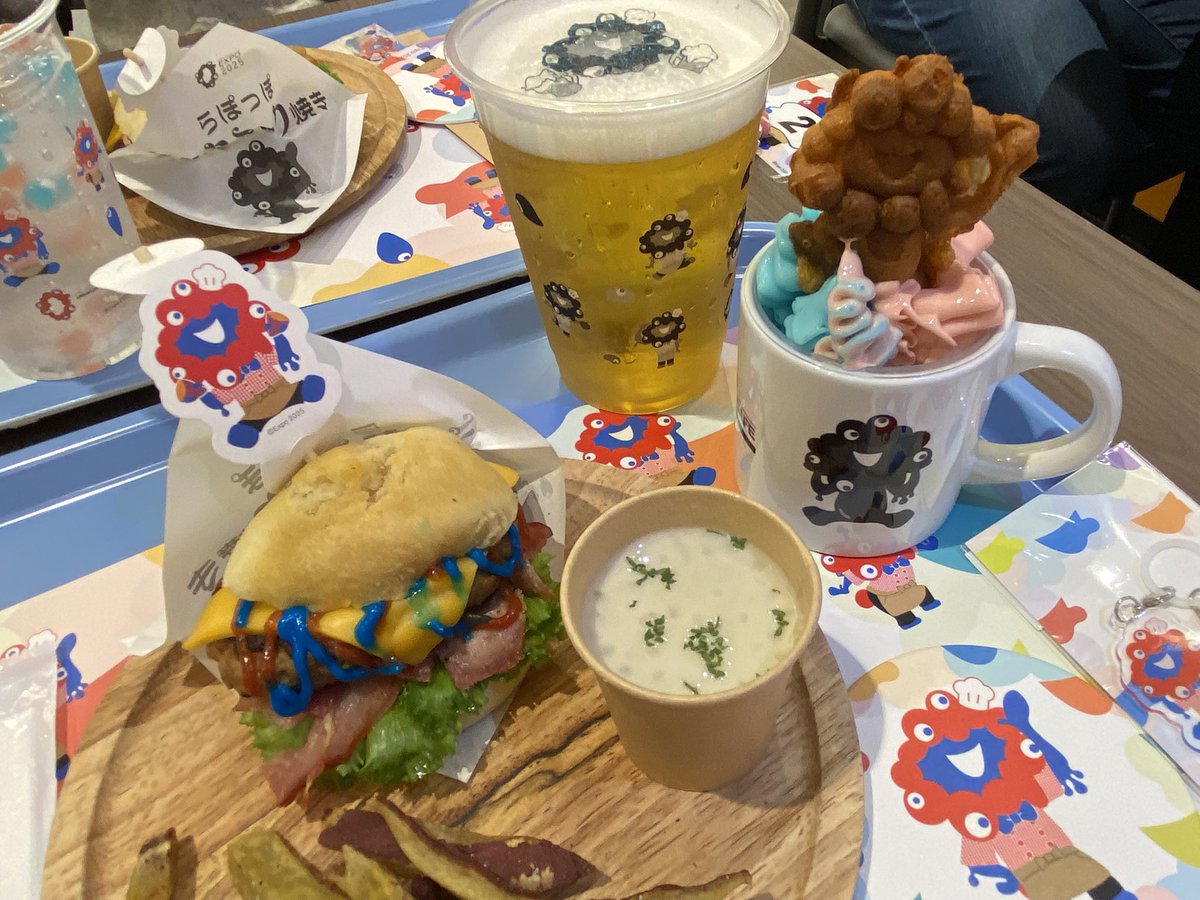 ccb910's tweet photo. 予約制のEXPO2025 オフィシャルカフェ
ミャクミャク　カフェに行って来たよ〜😍

コースターとチャームとマグカップ！
どれもカワイイな💖

青と赤のバーガーもミャクミャク様っぽい
全体的にちょっと甘めなんだね！

ビールにのせるオブラート（笑）も
カワイイ💖

#ミャクミャク https://t.co/sBhIciHWcq