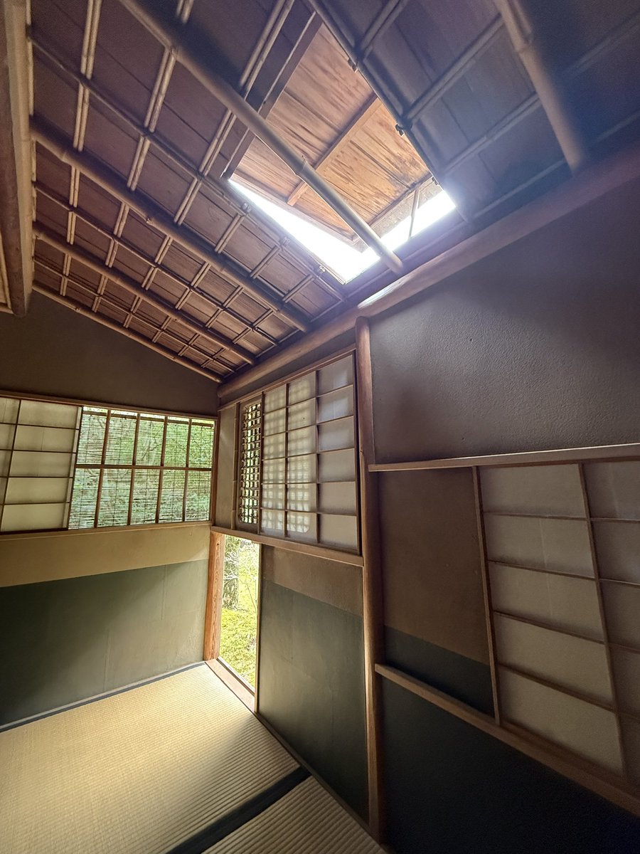 kiyapont's tweet photo. 表千家不審庵

狭すぎる
一畳半で茶を立てる場所、ポカっと空いている奥の穴から人が出入りする
名前は物騒だが自然の理解し難いほどの荘厳さよという意味でつけられたらしい
こんな狭いのに天井の材質は上座ほど上等になるよう使い分けられている https://t.co/lqh0BEYjKb
