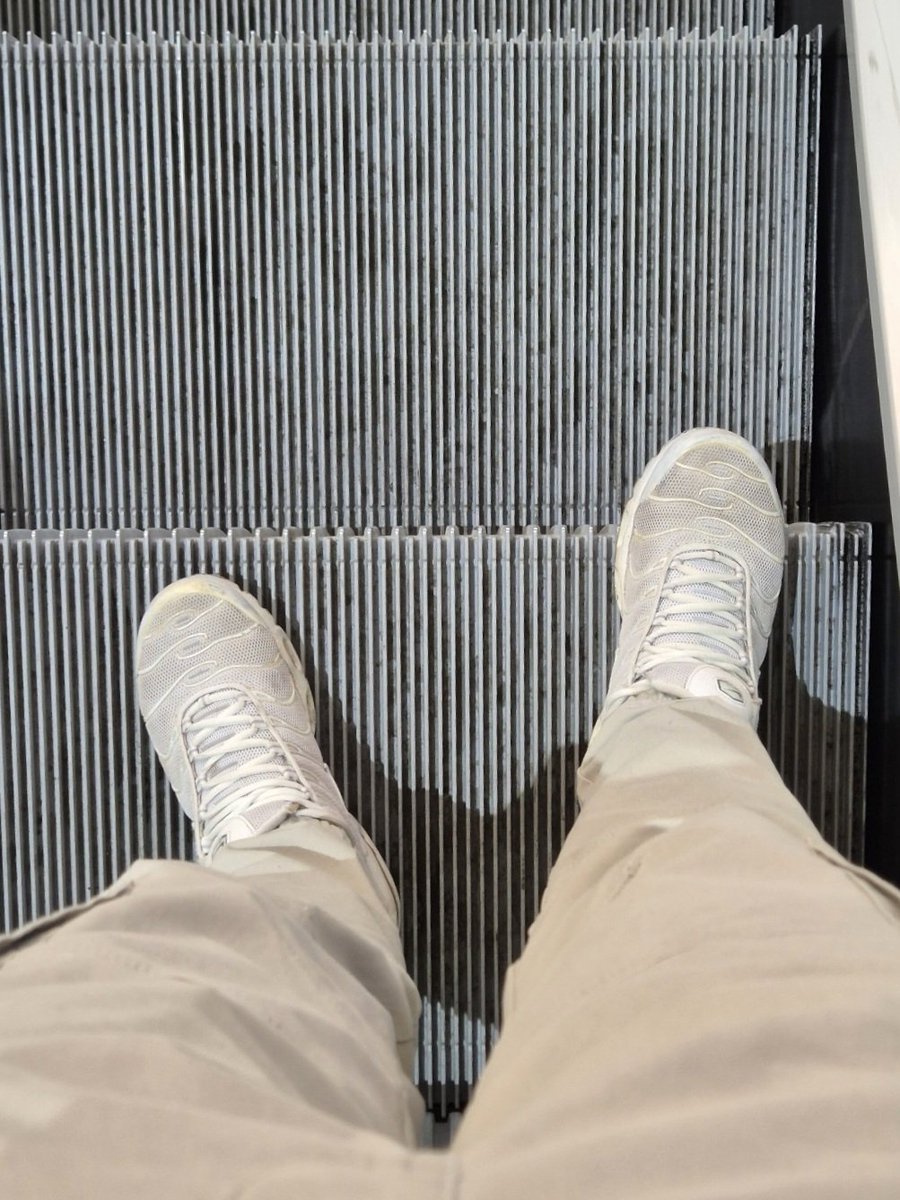 scallymastermad's tweet photo. Let me pass or face the consequences. We, alphas, always go first. Remember it.

#kiffeur #scally #findom #master #niketn https://t.co/FafS3HYRJV