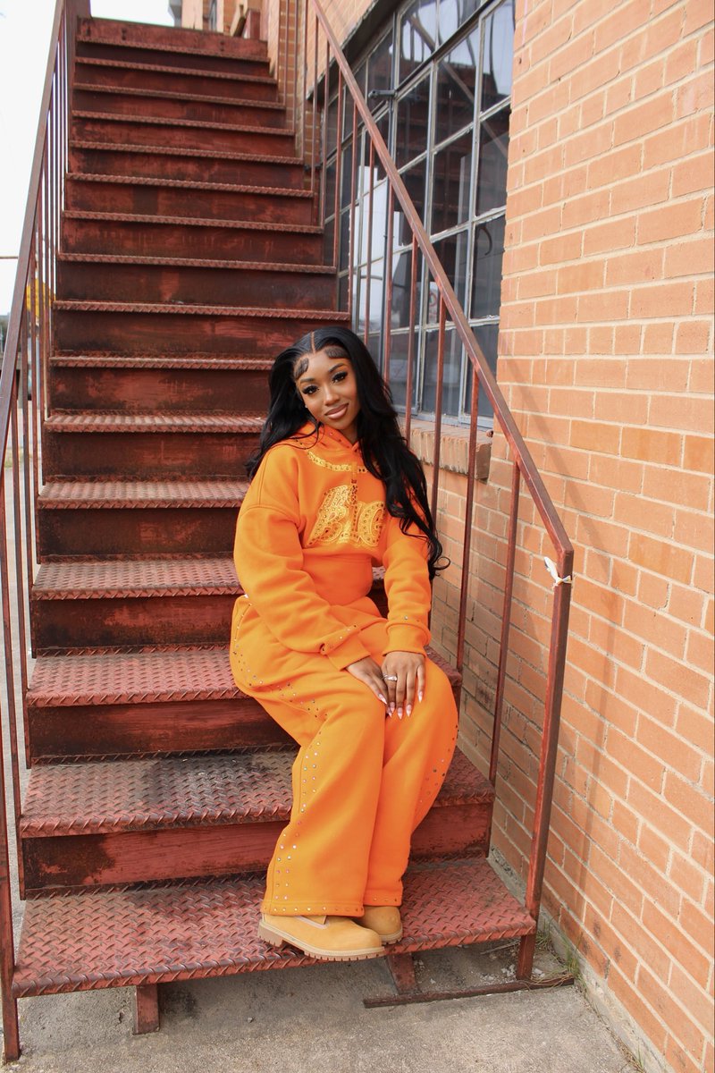 jania2fine's tweet photo. do i gotta show my pussy or talk bad about a nigga to go viral on here? 😒 i’m just trynna sell out my clothes y’all https://t.co/LKQ51dyGp9
