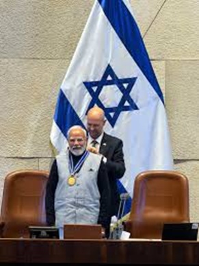 mediacrooks's tweet photo. NEVER FORGET... For this stupid dog-collar, a faaltu, CONCOCTED award... Modi surrendered the interests of 140cr Indians to US-Israel.. Now the treacherous guy is asking Indians for sacrifices due to his PERSONAL FOOLISHNESS.. https://t.co/KXl8Bc3svL
