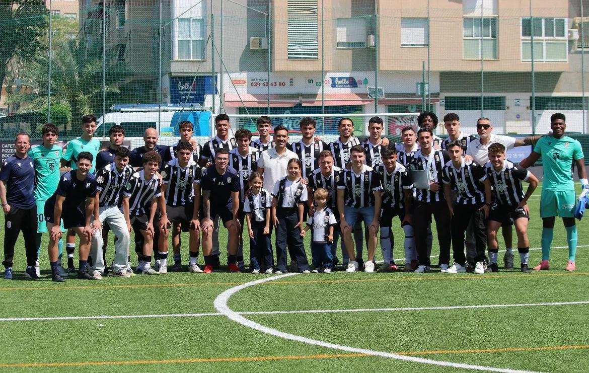 Nacional10x's tweet photo. 3º RFEF - Cantera

3 juveniles debutaron con el filial del FC Cartagena de @raul_guillen12 en la despedida de la temporada regular.

Javi Oses (6´), Hugo Nicolás (6´) y Adrián Nieves (6´), además también como meta suplente David González. https://t.co/GJYXBfOtgd