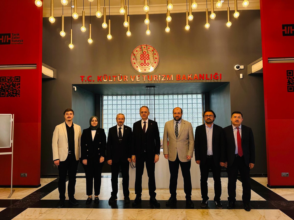 tbymorg's tweet photo. TBYM Başkanı Mehmet Burhan Genç, İstanbul Publishing Fellowship Yürütme Kurulu Başkanı Mustafa Karagüllüoğlu ve Fellowship Yürütme Kurulu Üyeleri Maya Cüneyt, Bahadır Doğru, Yusuf Ünal, Akif Pamuk; bugün Kültür ve Turizm Bakan Yardımcısı Gökhan Yazgı’yı makamında ziyaret etti. https://t.co/Krh1muOK1A