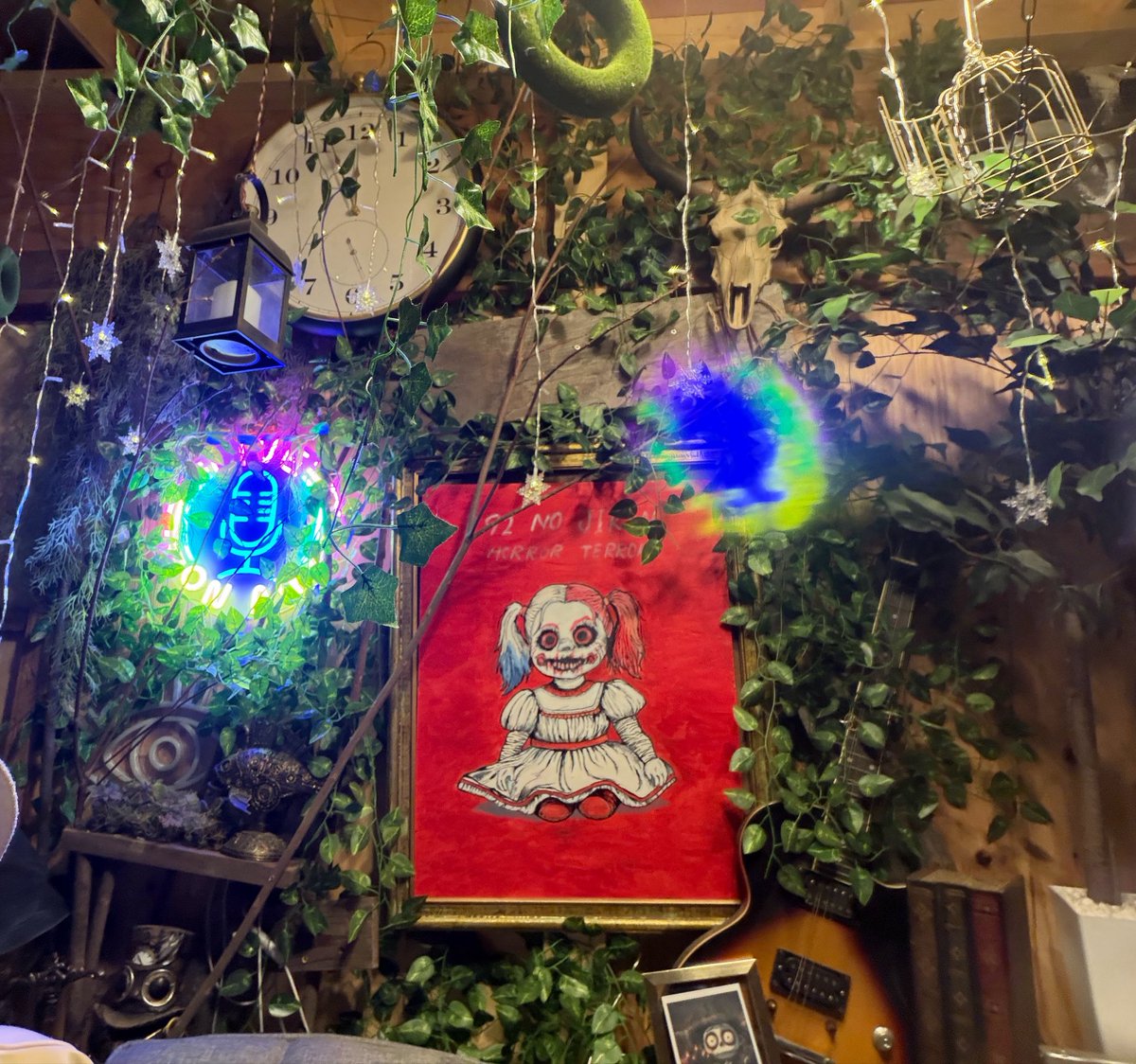 kunisawaissei's tweet photo. 今僕が1日の大半を過ごす作業部屋の空間です^ - ^
ゴチャゴチャさせるのが、めっちゃ好きなんで家政婦仕事してる人からしたらウザい家だと思います^_^ https://t.co/RxEq1n4PDS