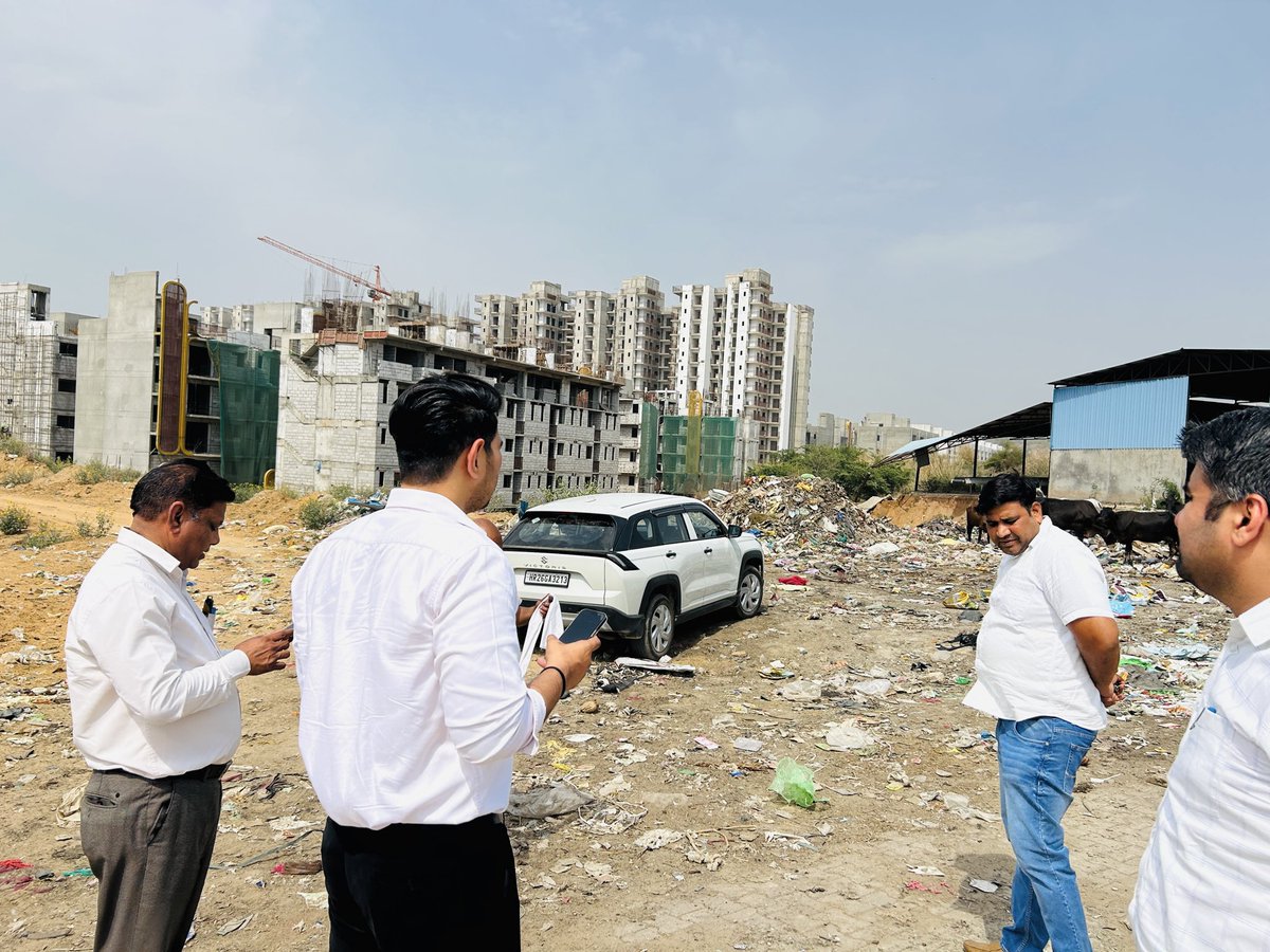 MCManesar's tweet photo. Joint Commissioner Puneet Kumar and Deputy Municipal Commissioner Apoorv Chaudhary today reviewed the cleanliness arrangements in the municipal area. During this, they also inspected community toilets and public toilets. https://t.co/xpuWYoXGRO