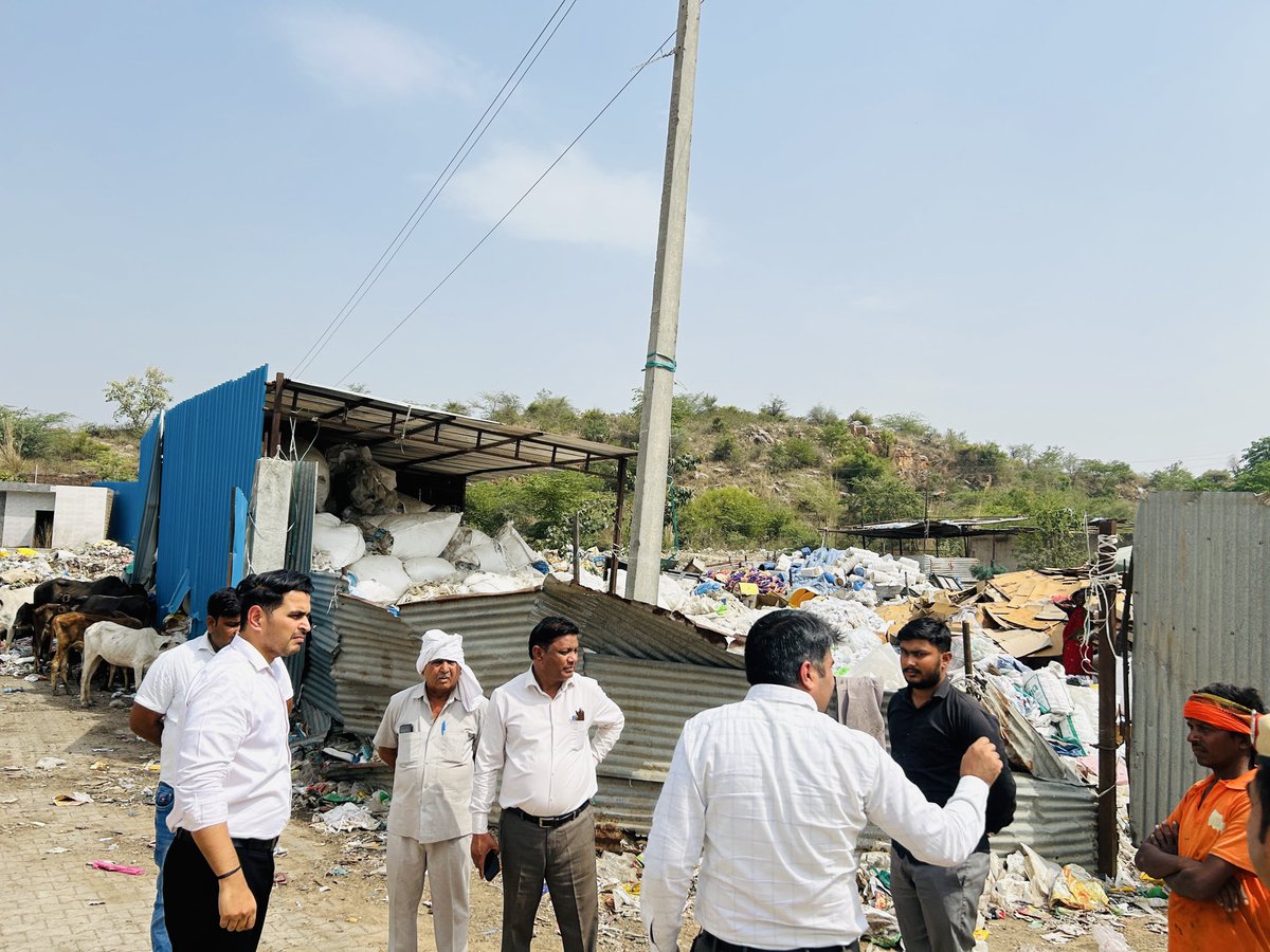 MCManesar's tweet photo. Joint Commissioner Puneet Kumar and Deputy Municipal Commissioner Apoorv Chaudhary today reviewed the cleanliness arrangements in the municipal area. During this, they also inspected community toilets and public toilets. https://t.co/xpuWYoXGRO