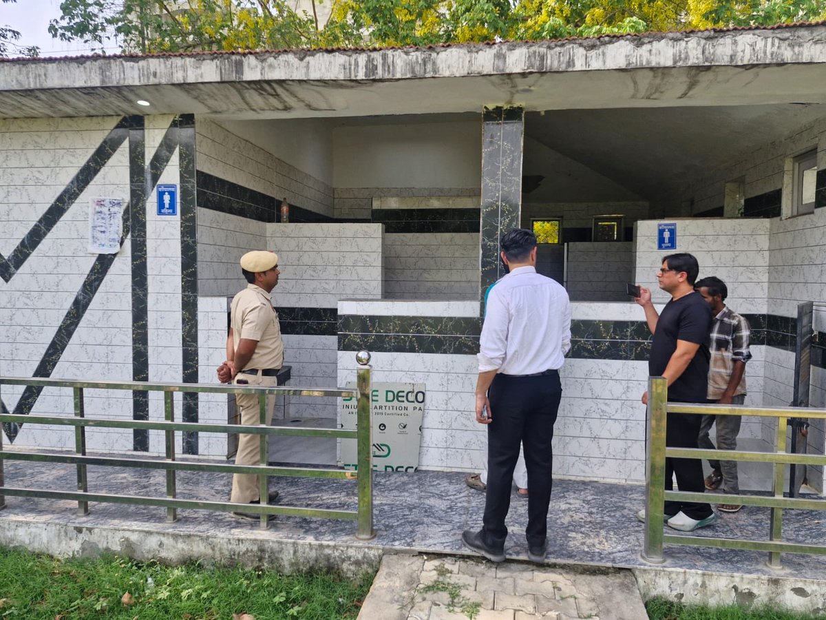 MCManesar's tweet photo. Joint Commissioner Puneet Kumar and Deputy Municipal Commissioner Apoorv Chaudhary today reviewed the cleanliness arrangements in the municipal area. During this, they also inspected community toilets and public toilets. https://t.co/xpuWYoXGRO