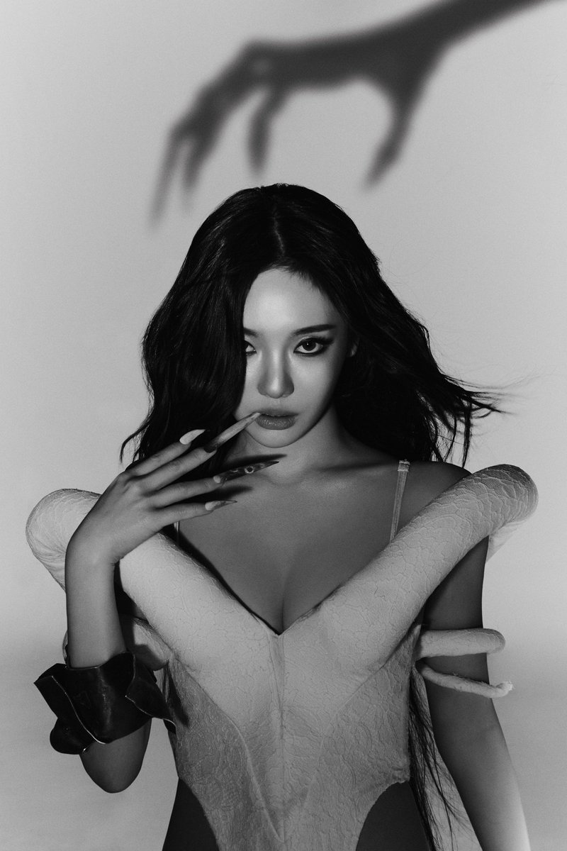 permeecn's tweet photo. ㅤㅤㅤ
             "𝖡𝗅𝖺𝖼𝗄  𝖾𝗒𝖾𝗌,  𝗉𝖺𝗌𝗌𝗂𝗈𝗇𝖺𝗍𝖾  𝖾𝗒𝖾𝗌,
             𝗋𝗎𝖻𝗒    𝗅𝗂𝗉𝗌,     𝖽𝗂𝗆𝗉𝗅𝖾𝖽    𝖼𝗁𝖾𝖾𝗄𝗌, 
             𝗍𝗁𝖾             𝗆𝗈𝗈𝗇,          𝗐𝗁𝗂𝗌𝗉𝖾𝗋𝗌,"
             ⸻ ( https://t.co/66nZZ2XsSR ) ㅤׅㅤ ᦣׄ ㅤׅ 
ㅤ https://t.co/lFovvs1GgT