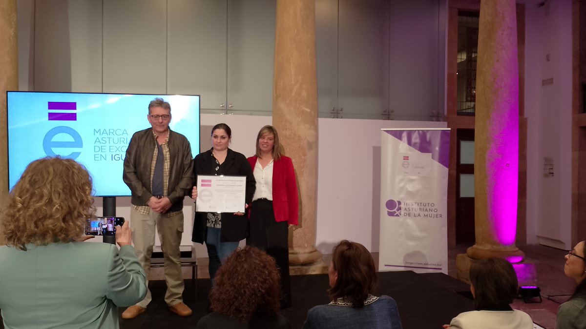 gitanos_org's tweet photo. FSG Asturias renueva su Marca Asturiana de Excelencia en Igualdad concedida por el Instituto Asturiano de la Mujer
@gitanos_org_AST @DGIAMujer @GimenaLlamedo @GobAsturias 
https://t.co/EBHHyb9aXT https://t.co/nbqFRs3sSZ