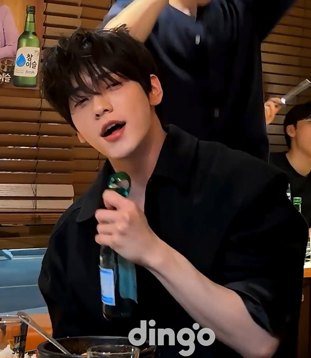 twelve05cm's tweet photo. genuinely who tf just casually looks like this https://t.co/TzatM1gbNF