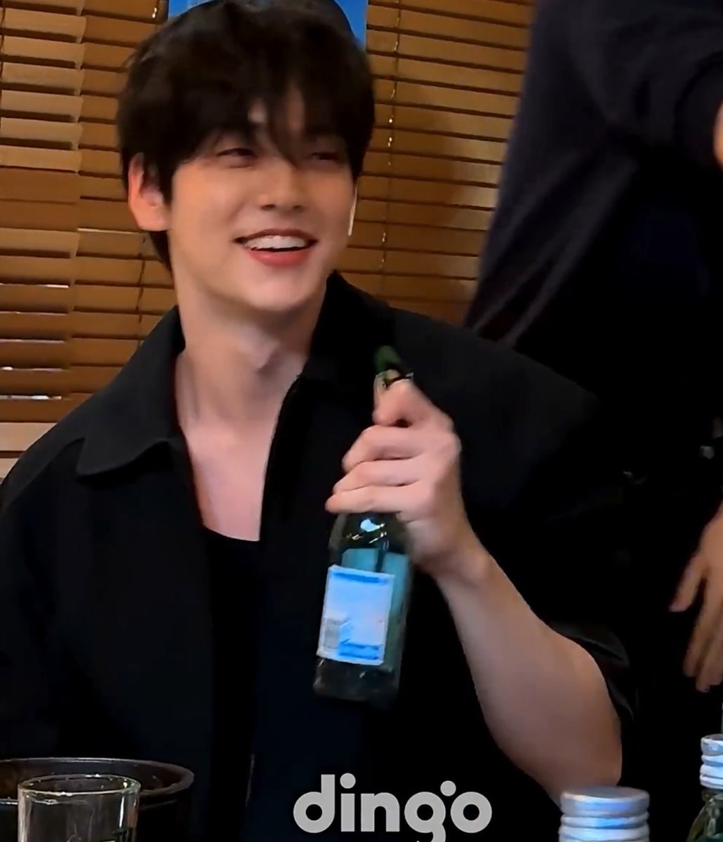 twelve05cm's tweet photo. genuinely who tf just casually looks like this https://t.co/TzatM1gbNF