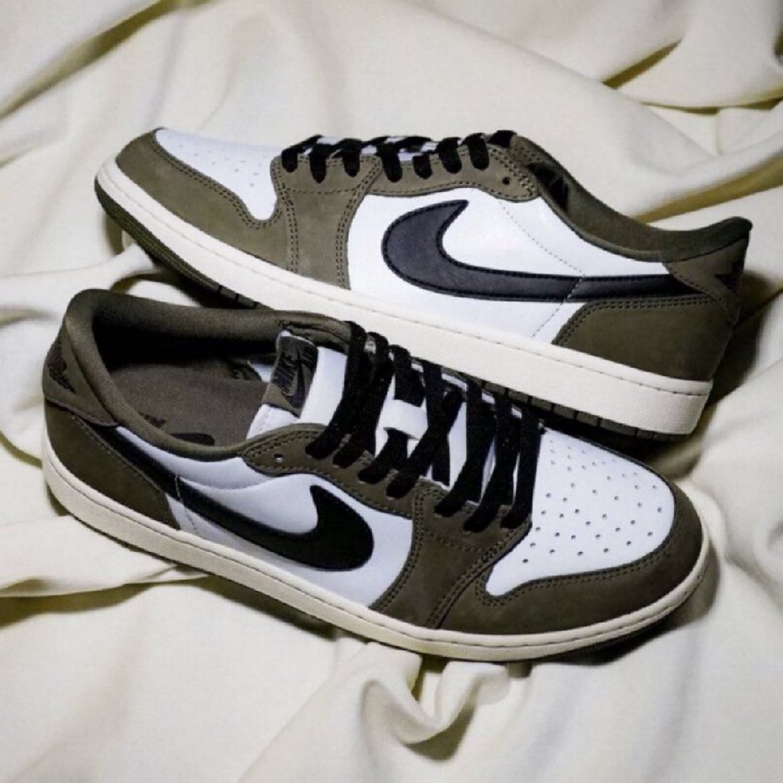 SNKR_TWITR tweet media