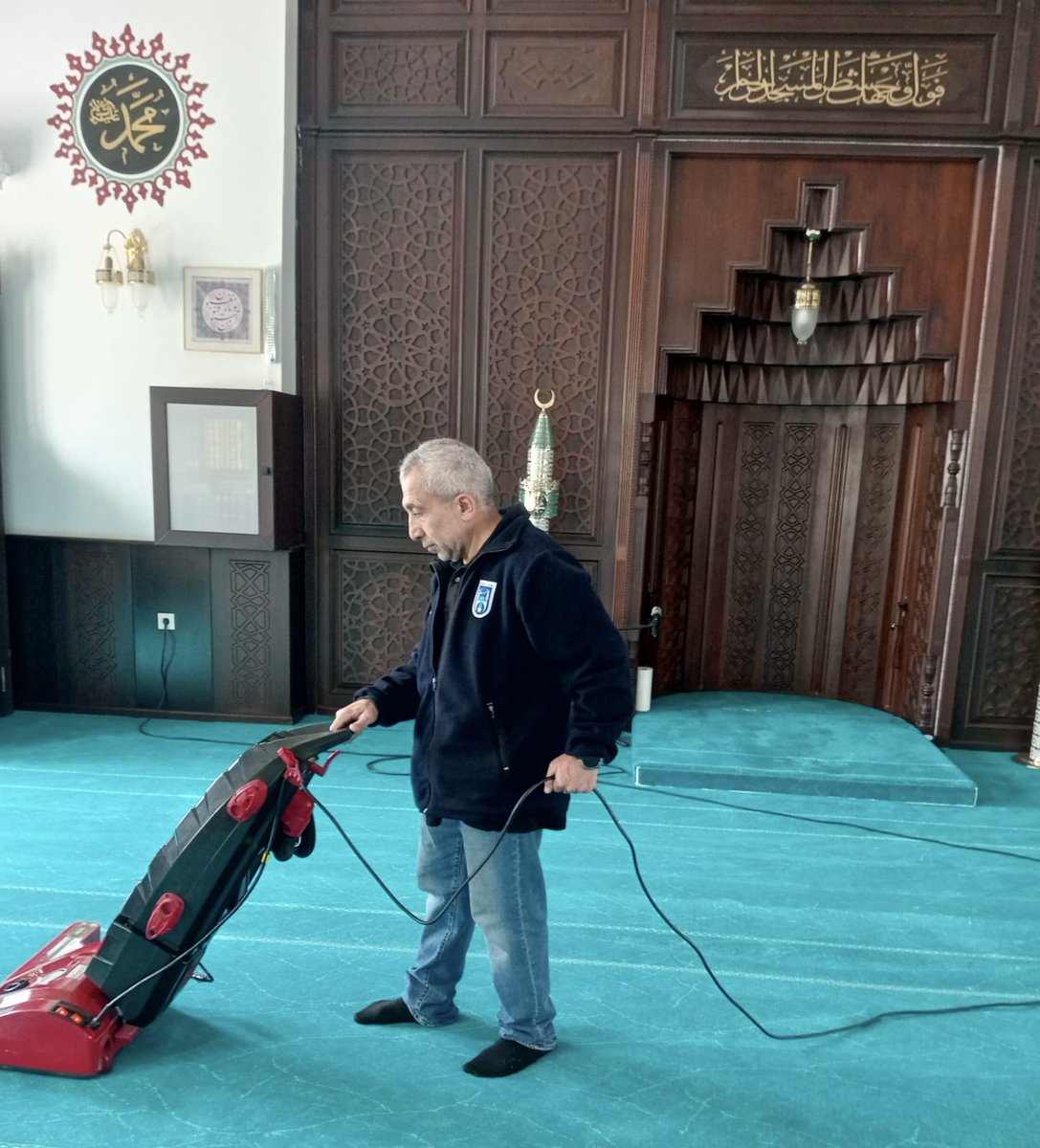 abbengelliyasli's tweet photo. Engelli ve Yaşlı Hizmetleri Dairesi Başkanlığı olarak, Ankara’nın il ve ilçelerindeki ibadethanelerde temizlik hizmetlerimizi aralıksız sürdürüyoruz. Daha temiz, daha huzurlu ve daha erişilebilir ibadethaneler için sahadayız. https://t.co/dde8dAYhC3