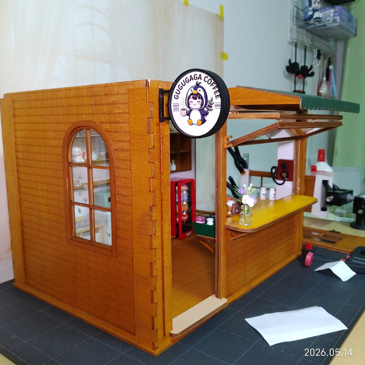 ❤ドールハウスオーダー 専用ページ  Ｒ３年５月より受付開始しました 製作中のドールハウス、看板を付け替えた。