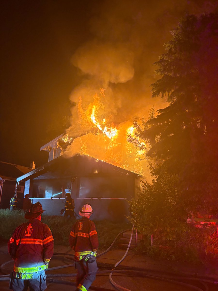 IFD_NEWS's tweet photo. 4:35 AM - Multiple calls to 911 report fire pushing from a vacant structure at Michigan and Euclid. #IFD Firefighters arrived to find 2 story double heavily involved. After an aggressive initial interior attack, command orders all companies out of the structure and defensive https://t.co/xZwoDgDdlk