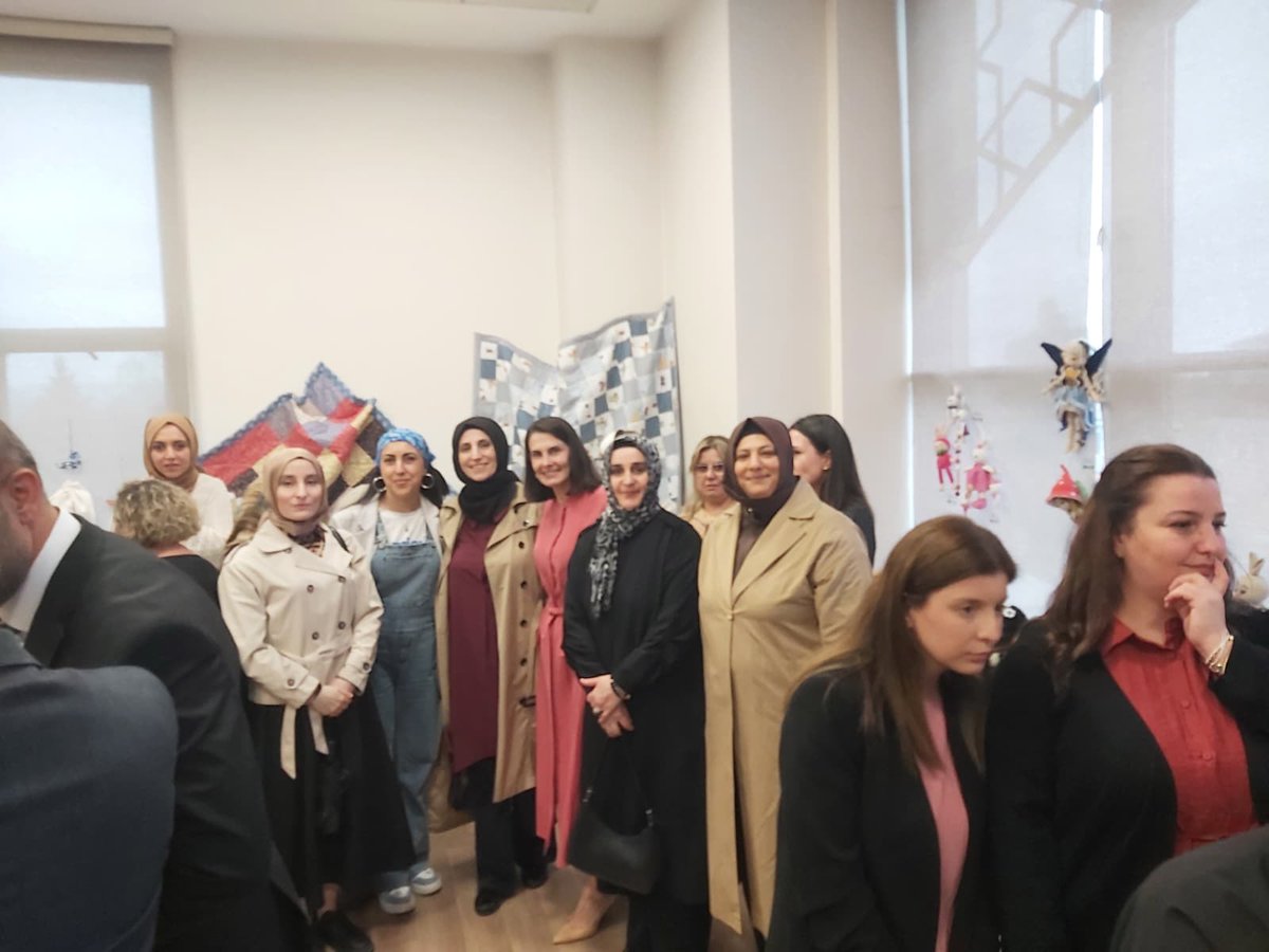 sapanca_akkadin's tweet photo. Samek Yıl Sonu Sergisi’ni ziyaret ederek birbirinden kıymetli emekleri inceleme fırsatı bulduk. 🌸
El emeği, göz nuru eserlerin yer aldığı bu güzel organizasyonda emeği geçen tüm kursiyerlerimizi gönülden tebrik ediyoruz.
Bilgi ve emekleriyle kursiyerlere rehber olan kıymetli öğretmenlerimize de özverili çalışmalarından dolayı teşekkür ediyoruz. 💐
Sanata, üretime ve emeğe katkı sunan herkese başarılarının devamını diliyoruz.

@tugbaisikercan