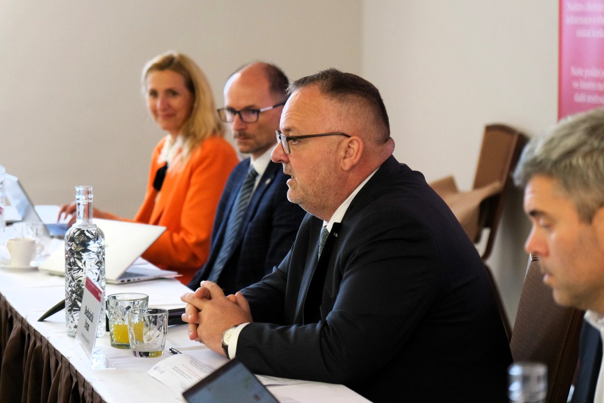 BednarikIvan's tweet photo. Česká dopravní infrastruktura potřebuje jasné priority, stabilní financování a realistický plán. Dnes jsme na konferenci #CEECResearch debatovali se zástupci stavebnictví o tom, co musí stát v dopravě zvládnout v nadcházejících letech: 

🔵dokončit hlavní dálniční síť
🔵modernizovat železnici a začít stavět páteřní síť vysokorychlostních tratí
🔵otevřít trh větší konkurenci a snižovat náklady
🔵zrychlit přípravu staveb bez snižování kvality

Chci, aby @min_dopravy investovalo tam, kde projekty dávají ekonomický i společenský smysl. Ne slibovat všechno všem, ale dokončovat to, co Česko, obyvatelé a ekonomika skutečně potřebuje.

#ResimDopravu #RovnouKVeci
