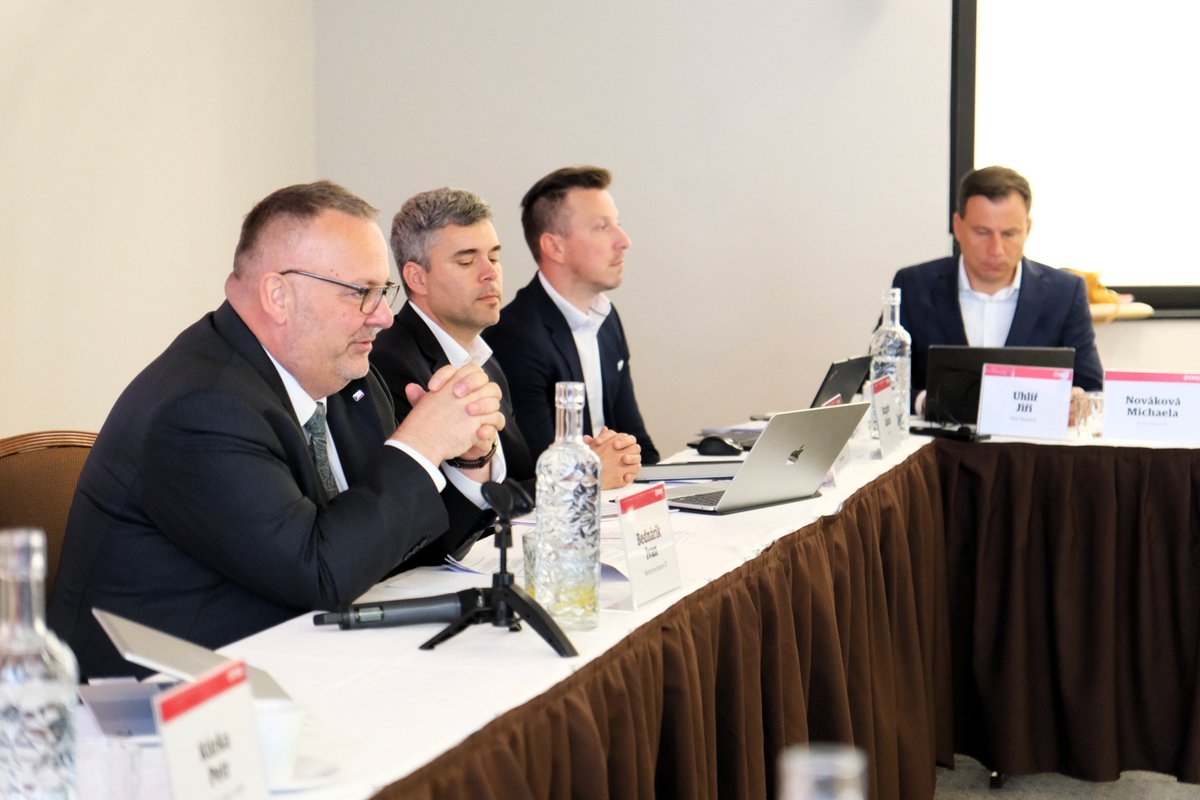 BednarikIvan's tweet photo. Česká dopravní infrastruktura potřebuje jasné priority, stabilní financování a realistický plán. Dnes jsme na konferenci #CEECResearch debatovali se zástupci stavebnictví o tom, co musí stát v dopravě zvládnout v nadcházejících letech: 

🔵dokončit hlavní dálniční síť
🔵modernizovat železnici a začít stavět páteřní síť vysokorychlostních tratí
🔵otevřít trh větší konkurenci a snižovat náklady
🔵zrychlit přípravu staveb bez snižování kvality

Chci, aby @min_dopravy investovalo tam, kde projekty dávají ekonomický i společenský smysl. Ne slibovat všechno všem, ale dokončovat to, co Česko, obyvatelé a ekonomika skutečně potřebuje.

#ResimDopravu #RovnouKVeci