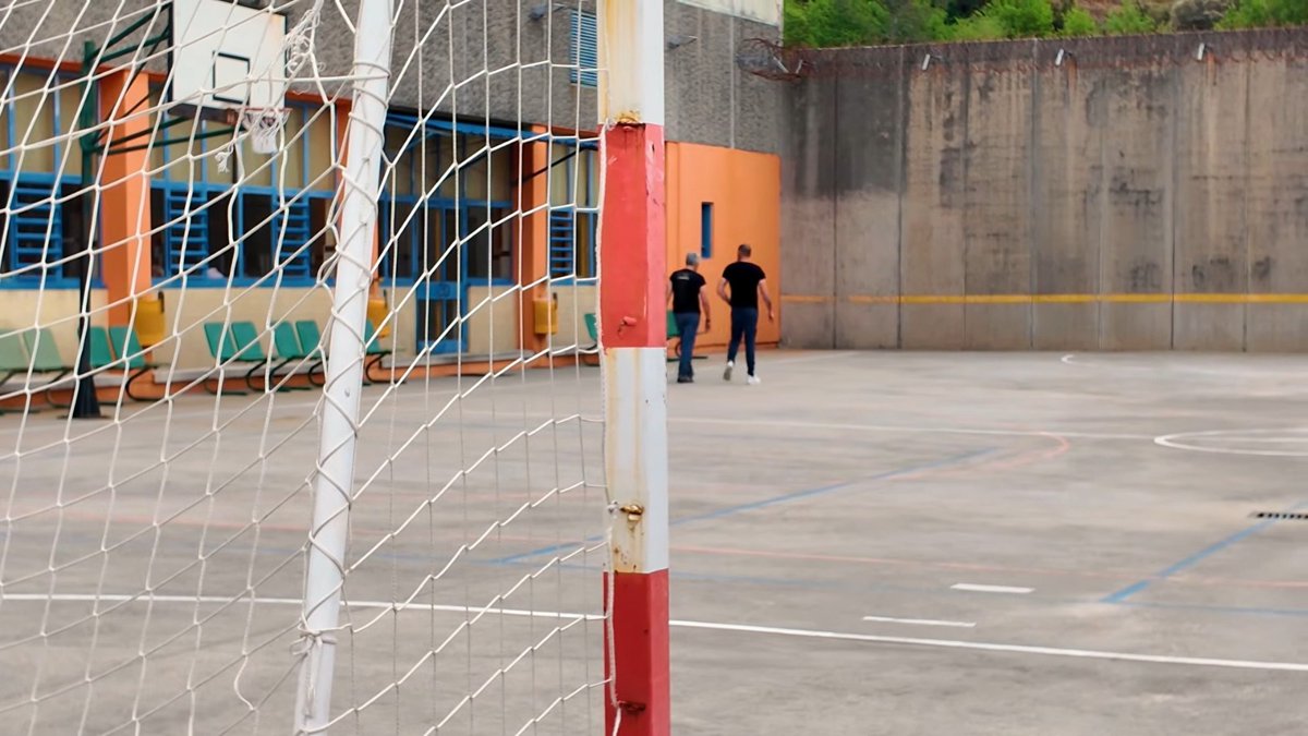 IIPPGob's tweet photo. ➡️En el CP de A Lama #Pontevedra, el tratamiento de adicciones es clave para la reinserción.

Gracias al compromiso voluntario de los funcionarios de vigilancia, la custodia se une al asesoramiento, creando vínculos de respeto que transforman vidas.🤝

📹 https://t.co/u4GpP3Ou1c https://t.co/hEaD2qmXep