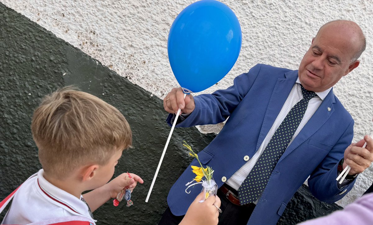 PPAntequera's tweet photo. 💙Nuevo día de #globos
🩵Nuevo día de #color
Hoy visitamos el Colegio La Salle para sacar una sonrisa a los peques
La #ilusión, muy presente en la cuenta atrás para las elecciones del próximo domingo
#SiempreAntequera https://t.co/DMtdx6xOit