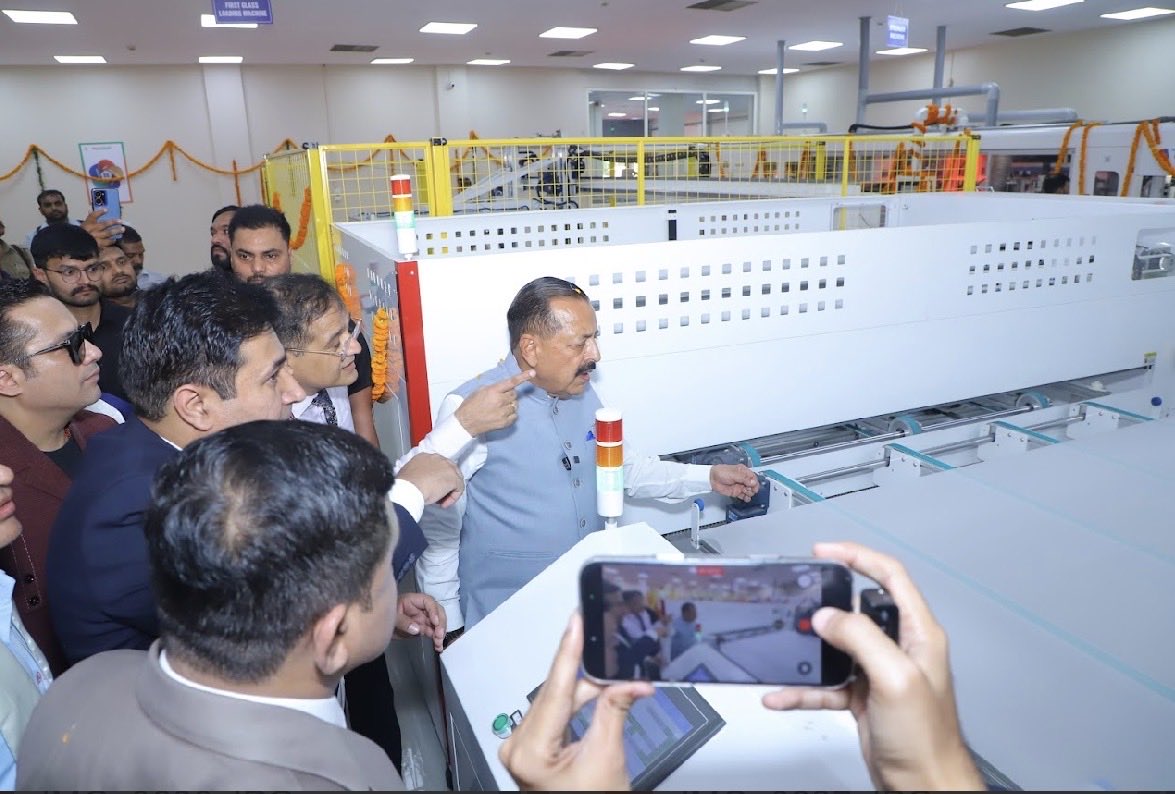 celbharat's tweet photo. CEL ने renewable energy की दिशा में एक और बड़ा कदम बढ़ाया। 🇮🇳☀️  

माननीय मंत्री डॉ. @DrJitendraSingh ने CEL के 200 MWp Solar Plant का उद्घाटन किया। CMD @ChetanJain4572 के नेतृत्व में CEL की turnaround story निरंतर आगे बढ़ रही है तथा renewable energy में यह अहम कदम है https://t.co/Ly4RtHQDQq