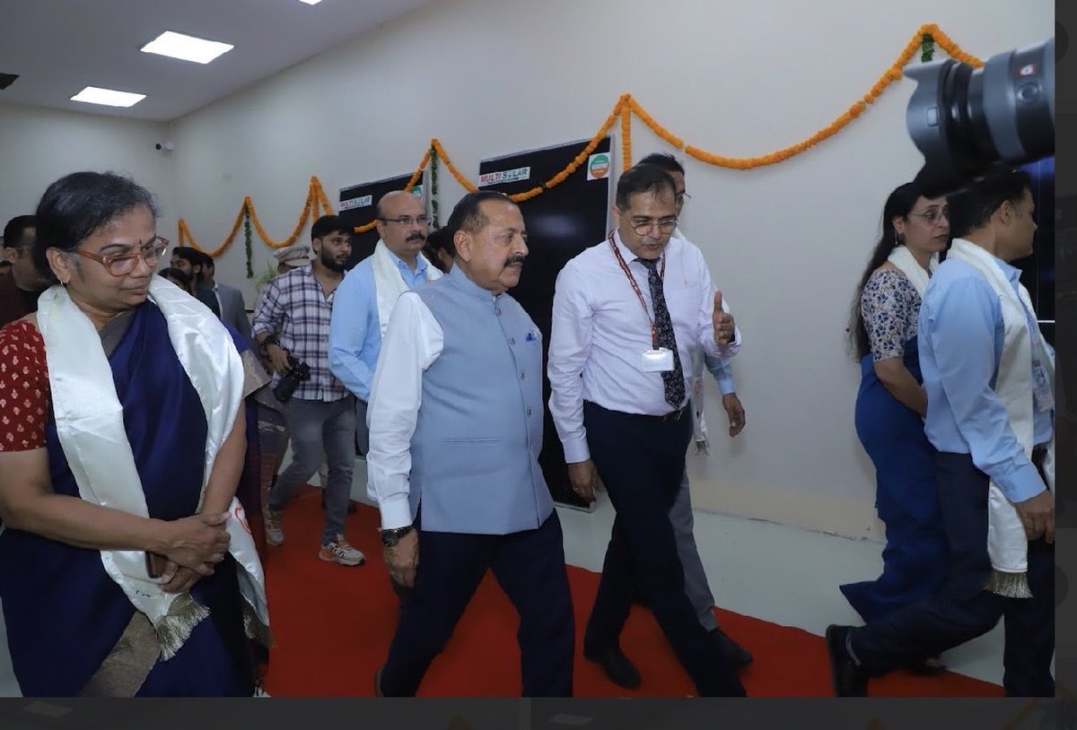 celbharat's tweet photo. CEL ने renewable energy की दिशा में एक और बड़ा कदम बढ़ाया। 🇮🇳☀️  

माननीय मंत्री डॉ. @DrJitendraSingh ने CEL के 200 MWp Solar Plant का उद्घाटन किया। CMD @ChetanJain4572 के नेतृत्व में CEL की turnaround story निरंतर आगे बढ़ रही है तथा renewable energy में यह अहम कदम है https://t.co/Ly4RtHQDQq