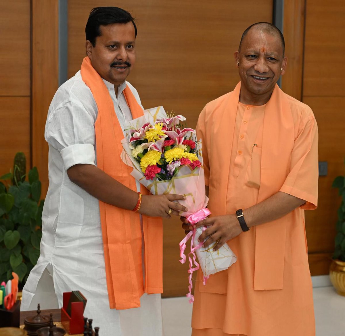 Samarpananews's tweet photo. नई दिल्ली भाजपा केंद्रीय कार्यालय में भारतीय जनता पार्टी के राष्ट्रीय अध्यक्ष नितिन नवीन से शिष्टाचार भेंट करते हुए उत्तर प्रदेश के मुख्यमंत्री  योगी आदित्यनाथ!!#breakingnews #news https://t.co/KwGoIVM2Bo