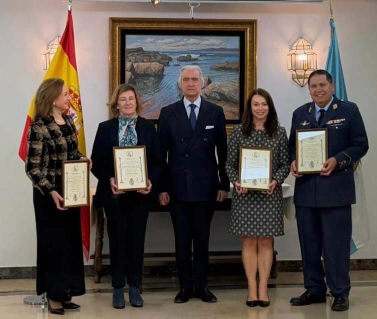 AEF_fundaciones's tweet photo. Nuestra presidenta, Pilar García Ceballos-Zúñiga, ha sido nombrada Miembro de Mérito de la Fundación Carlos III, en reconocimiento a su “ejemplar y brillante labor como presidenta de la AEF y su aportación a los países hermanos de Hispanoamérica" 👏👏

https://t.co/49oD5zZ0iy https://t.co/sRyt5HwMU9