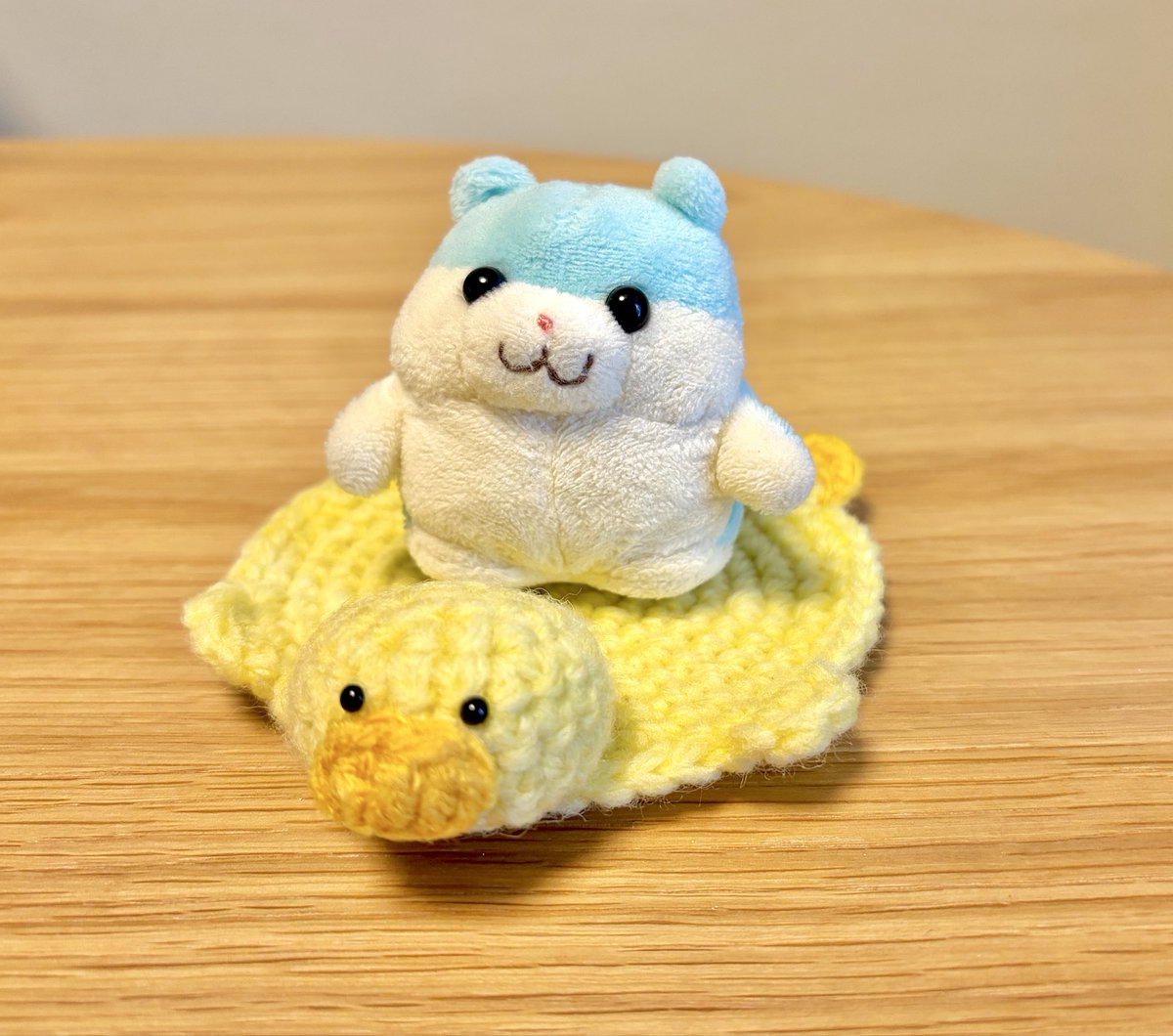 3mrmh's tweet photo. オツキ様のヒヨコのコースターを購入させていただきました！あひるの池のコースターから素敵だな〜と拝見しており、今回はヒヨコのコースターを✨ キュンとくる梱包で、思わず一緒に撮ってしまいました✨大切に使わせていただきます🐥🩵 https://t.co/DNfSLZpK9I