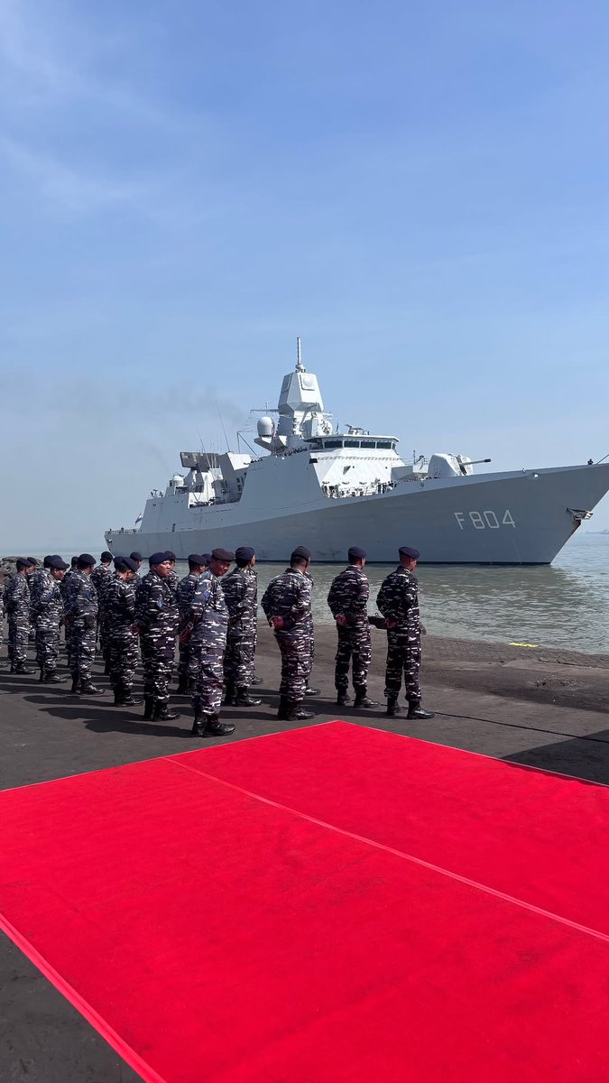 Jatosint's tweet photo. 🇮🇩🇳🇱 @kon_marine De Zeven Provinciën-class frigate HNLMS De Ruyter (F804) arrived at Surabaya, East Java (14/5)

📸Dutch Marine Corps &amp; @NLinIndonesia https://t.co/py7cWGxWA2
