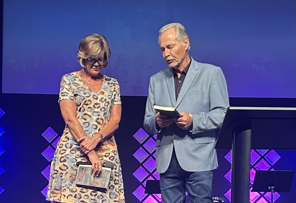 TexasStready's tweet photo. Awesome night at New Hope Ministries. Pastor Grant Thigpen introduced and celebrated the launch of Stay Lit, blessing my ministry, mission, and family. Can't beat that. #ARadicalDifference #StayLit #FaithBasedRecovery #ChristianBooks https://t.co/g3cmPwjXX9