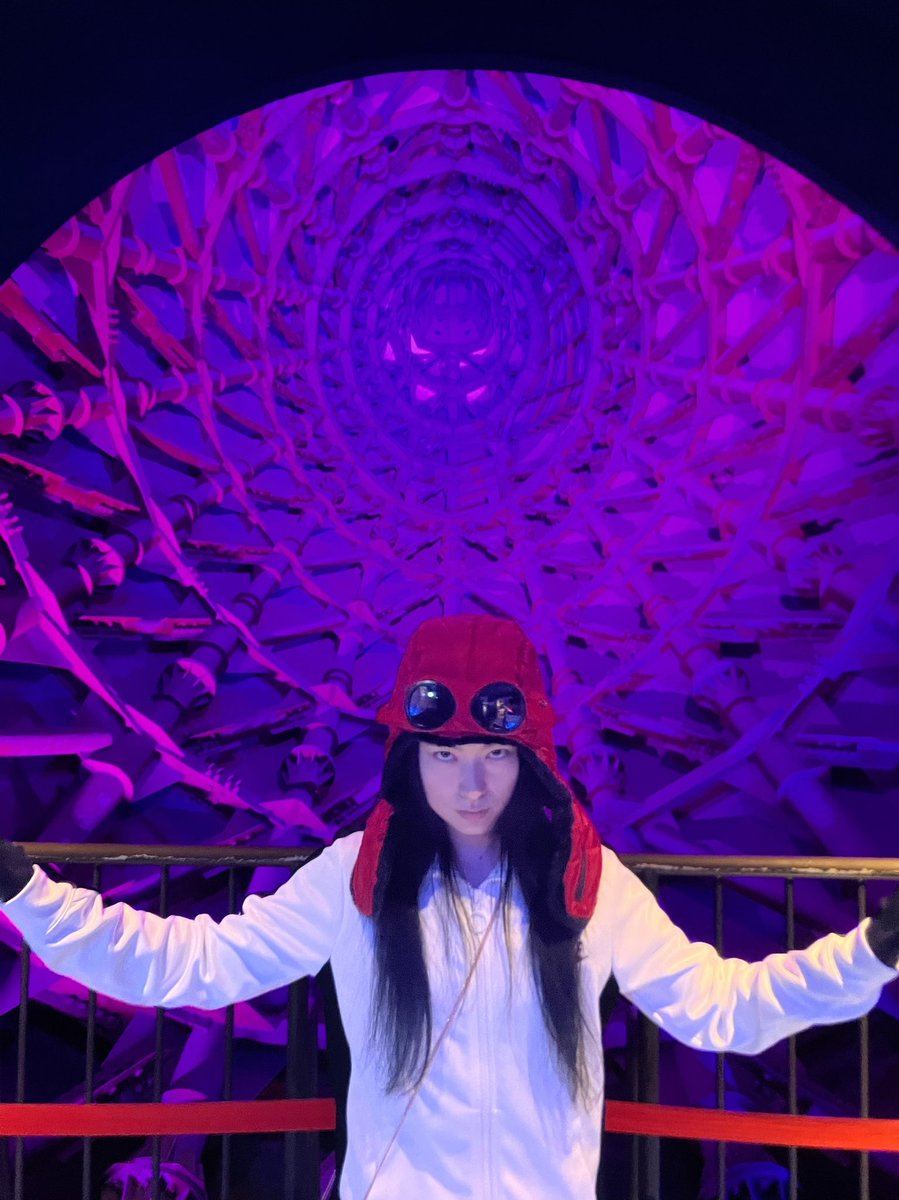 vonchiri's tweet photo. あまりに理不尽な世の中に対抗するため、もうこうなったら秘密結社でも結成しようかなと考えはじめました。活動理念は「人間を含む全ての生きものの健康と平和」です。
手始めに、私の演奏に合わせてみんなでゆったりヨガをしながら瞑想する、などの活動からはじめてみようかなと思っています。心と身体を中庸に保ち、世間の荒波から心身を守るためです。
仲間募集の詳細が決まりましたらまたお知らせいたします。
めざせAIに支配されない脳と身体！