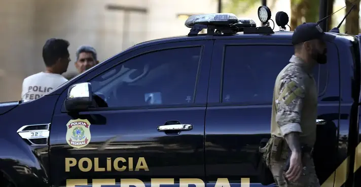 MalconMazzucato's tweet photo. ESCÂNDALO NA PRÓPRIA PF!
6ª fase da #ComplianceZero: agente da Polícia Federal preso, delegada afastada e buscas em 2 aposentados por venderem sigilos do MPF, PF, FBI e Interpol pro banqueiro Daniel Vorcaro.
Pai dele (Henrique) também foi preso hoje.
Corrupção dentro da instituição que “investiga” todo mundo?