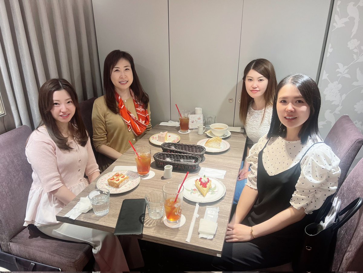 raplit_amn's tweet photo. 新宿店スタッフのランチ歓迎会🌸

妊娠・出産を経て、またラプリに戻ってきてくれたことが本当に嬉しいです。

中目黒店時代からお客様に大人気だったスタッフ✨

これからは新宿店で、またたくさんのお客様を綺麗にしていってくれると思います☺️

新宿店にお通いのお客様、ご来店お待ちしてます🙇 https://t.co/FwDXaQs9Ne