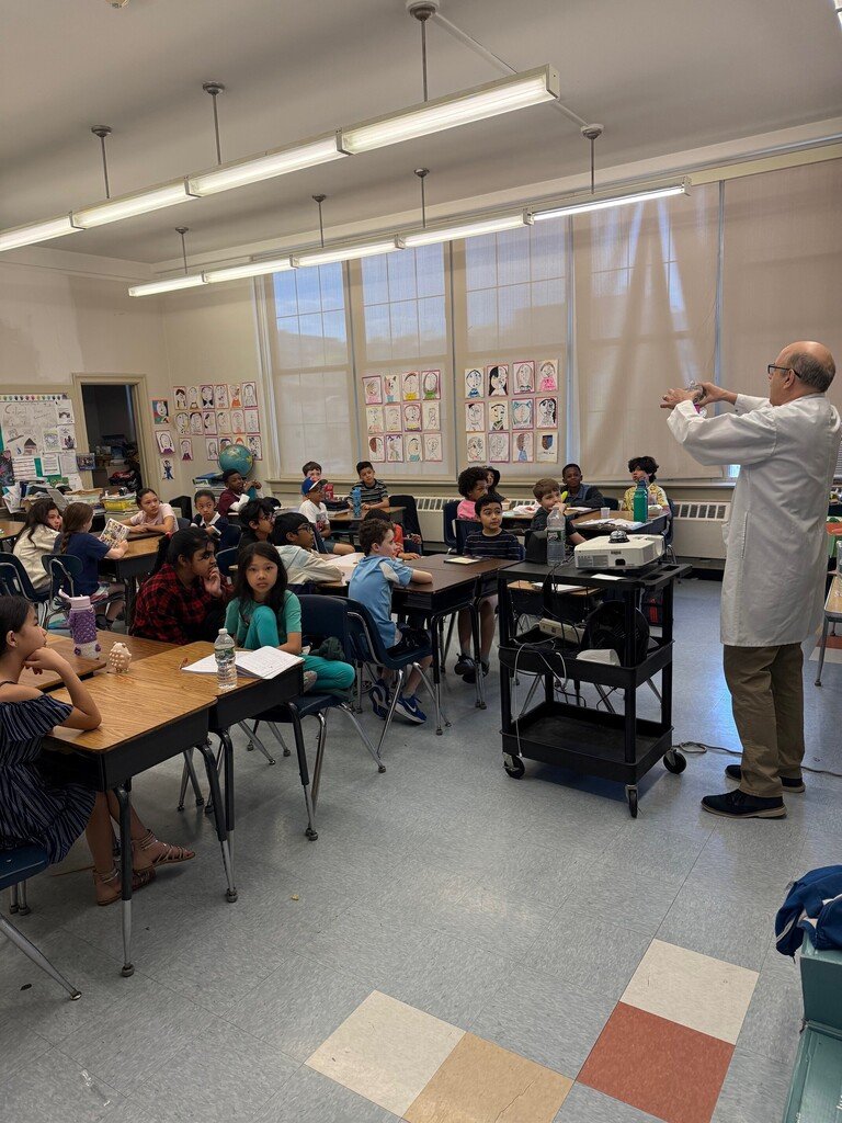 PEARLS_YPS's tweet photo. The Science Guy has been making his way around our school over the past few weeks, bringing hands-on science fun directly into our classrooms! https://t.co/reByP0Baue