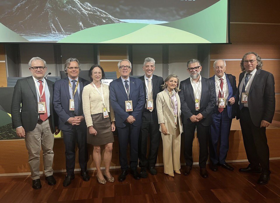doctstefania's tweet photo. 🤩 memory from #ANMCO26
super 🌟stars for the #ESC-#ANMCO joint session on #dyslipidemia a truly inspiring session
Furio #Colivicchi
Filippo #Crea
@Giuseppe Patti
@maciejbanach
@Dimitri Richter
Claudio #Bilato
@JeanineRoeters van Lennep
@MarcelloArca
@_anmco
@escardio https://t.co/UjTkQlccZQ