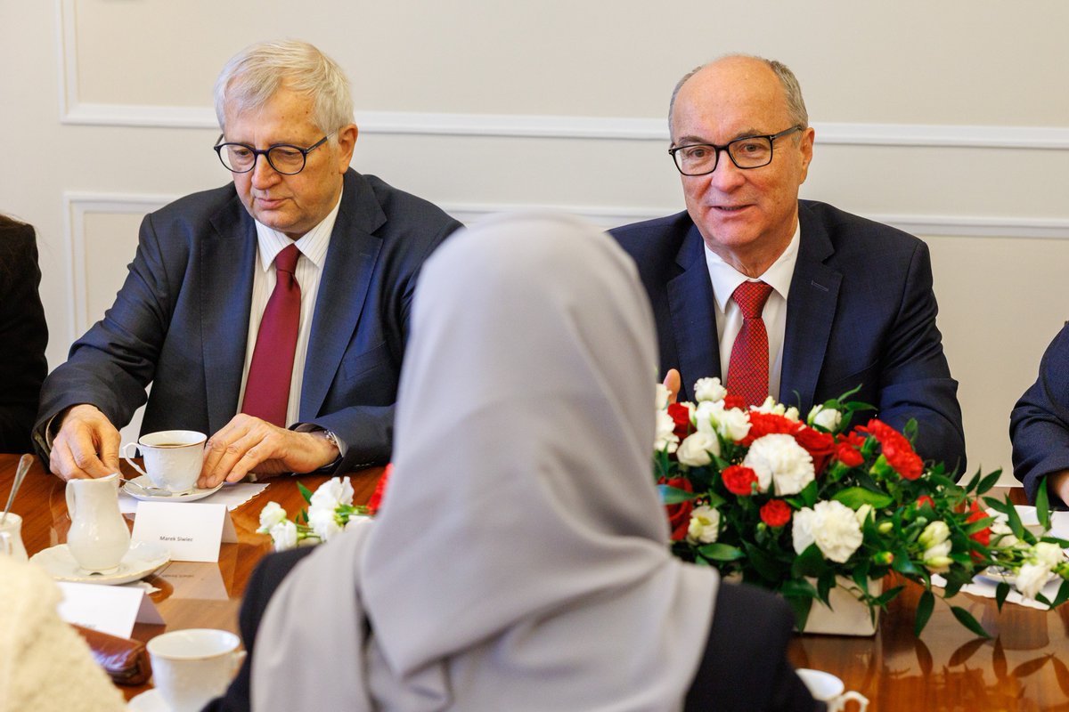 KancelariaSejmu's tweet photo. Marszałek Sejmu @wlodekczarzasty spotkał się z ambasadorami państw Rady Współpracy Zatoki Perskiej. Z przedstawicielami Arabii Saudyjskiej, Zjednoczonych Emiratów Arabskich, Kataru i Kuwejtu rozmawiał o sytuacji na Bliskim Wschodzie oraz konflikcie między Iranem a Izraelem i USA. https://t.co/2WlCZAdWRE