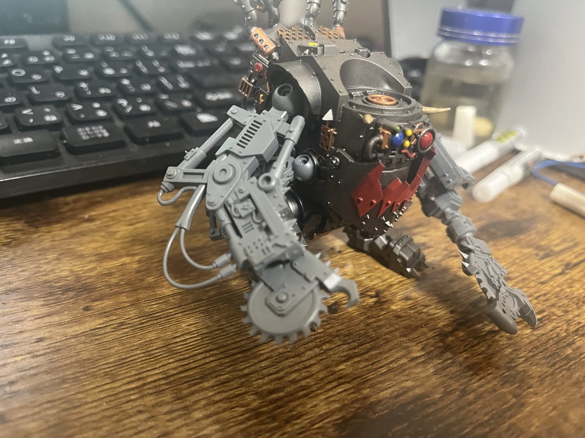 namataEX's tweet photo. デフドレッドの武装塗装前にマグネタイズ化！
ただ自重で傾いちゃう、、、
誰か有識者の方お助け下さい！！
#ウォーハンマー40000 #マグネタイズ https://t.co/Sf3Hk6Jwc7