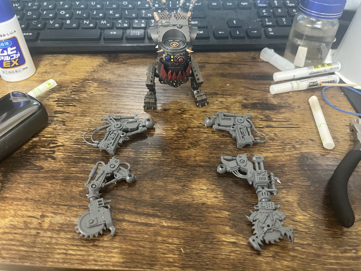 namataEX's tweet photo. デフドレッドの武装塗装前にマグネタイズ化！
ただ自重で傾いちゃう、、、
誰か有識者の方お助け下さい！！
#ウォーハンマー40000 #マグネタイズ https://t.co/Sf3Hk6Jwc7