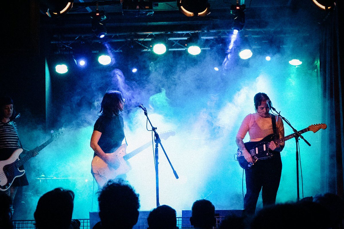 JoeTrifero's tweet photo. Las @lasfindelmundo ayer en Sevilla dándolo todo!! CONCIERTAZO!!!! https://t.co/ONnCtaxHED