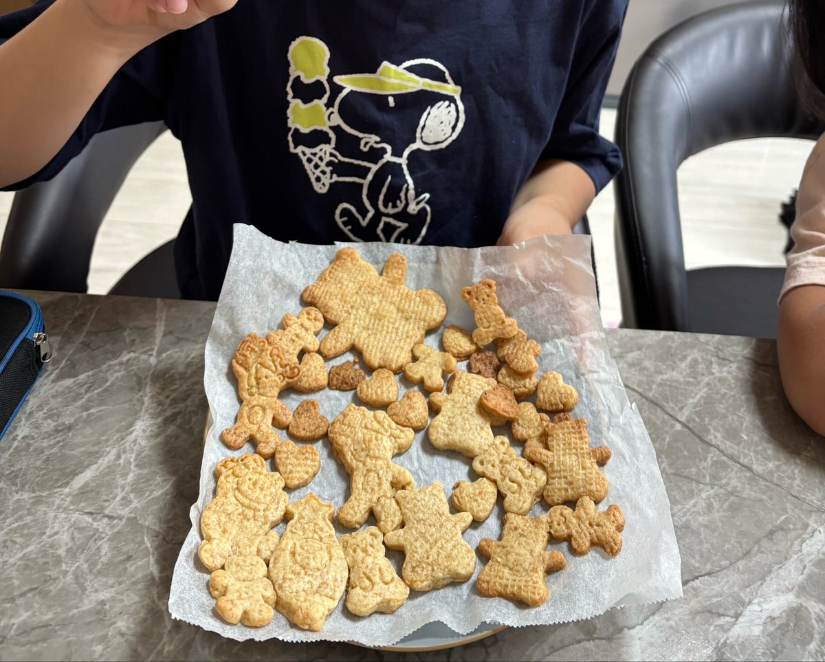 _xmuux_'s tweet photo. 昨日こども達とおやつにクッキー作りしてんけど、何故か2人ともクリスマスの型が良いってゆうて、時期はずれのクリスマスクッキー🎅💛 https://t.co/68ng1bMHRA