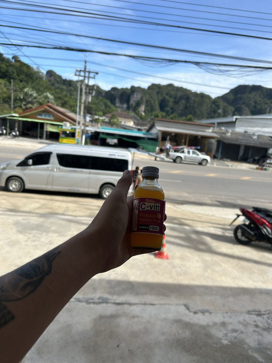 bradwar24x's tweet photo. These Vitamin C health shots in thailand are better than sex in the morning tbh https://t.co/dNoqtdXXO3