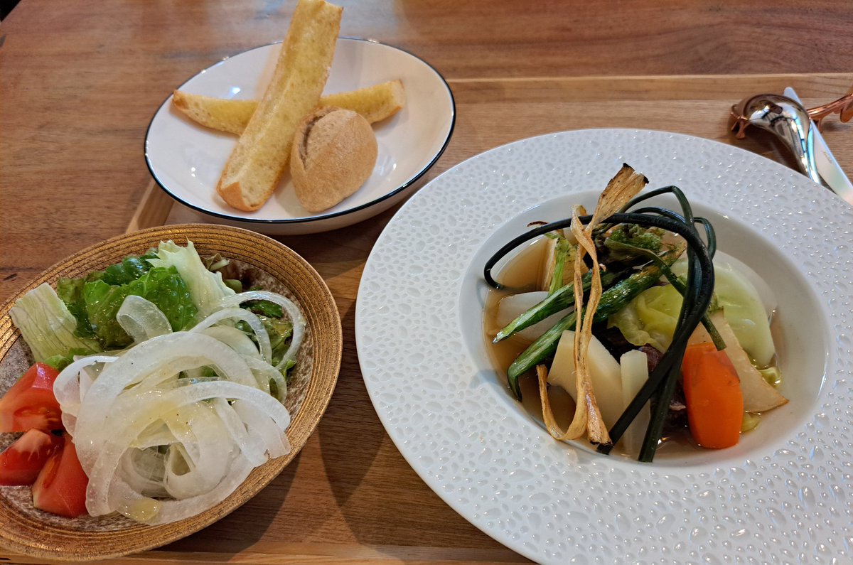 0804tamu's tweet photo. 下田ランチ☀️🍴

天城鹿と地元野菜のポトフ🦌🥗

東急ホテルのシェフだった方が、3月にオープンしたレストラン｢観山亭No.5｣🍽️
まずサラダのドレッシングが美味い👀‼️
メインのポトフは上品で繊細なお味で美味い😋💕
パンも良かったなぁ😃✨

ステキなお店を見つけました！✨

#おしゃれランチ
#下田 https://t.co/75zBxl61yP