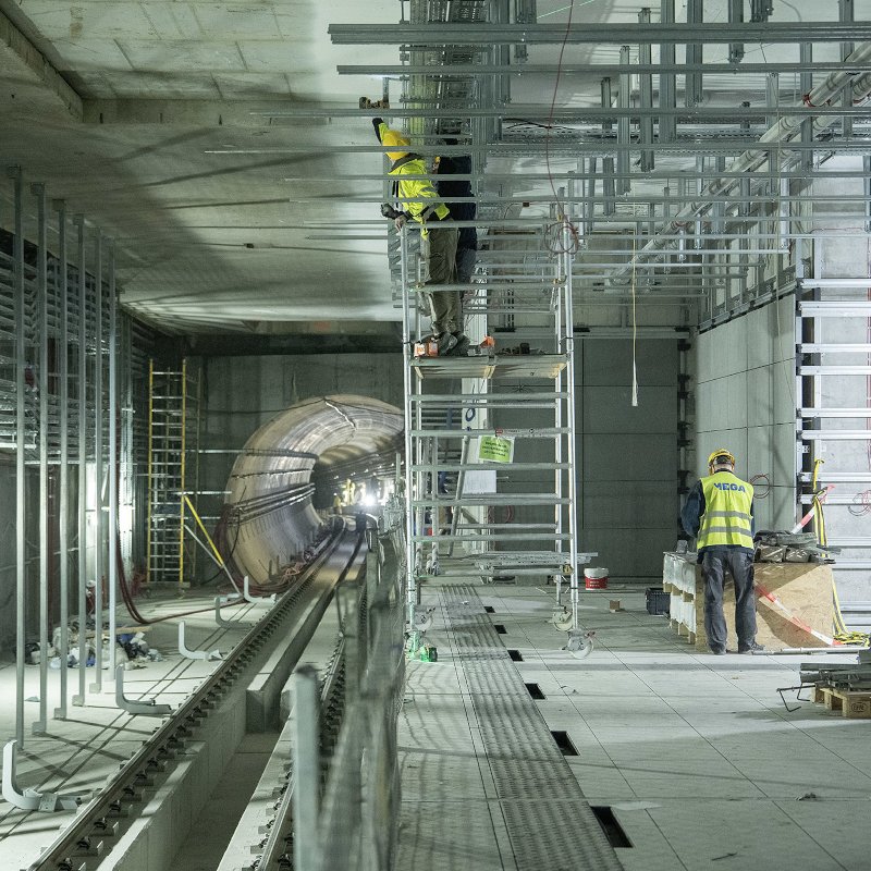 warszawa's tweet photo. Nowe stacje metra linii M2 – rozpoczęły się prace wykończeniowe! 🚧👷

🚇 Na bemowskim odcinku metra linii M2 trwają prace przy budowie nowych stacji, z których już za kilka miesięcy będą korzystać pasażerowie. Stacje Lazurowa, Chrzanów i Karolin będą się wyróżniać nowoczesną, jasną kolorystyką. Dominować będą biele i szarości – z minimalistycznymi elementami dekoracyjnymi.

👉 Więcej: https://t.co/dvPYOQUUCG

#Warszawa