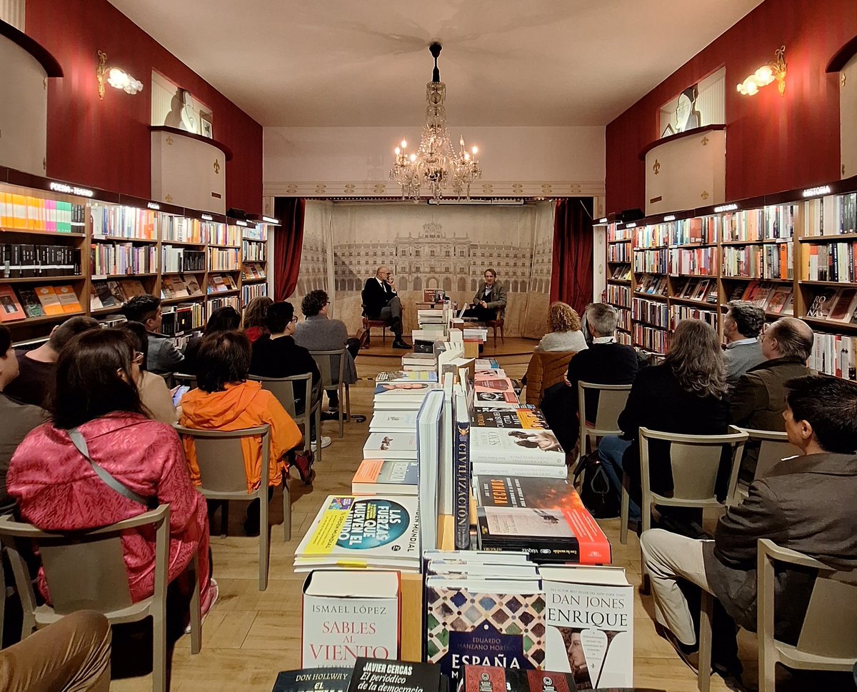MasterTDAJ's tweet photo. Ayer disfrutamos de la presentación de la novela "Olvidanza y atrevimiento" con su autor @AlfonsoGarcaFi2 y Juan Manuel Pérez Bermejo. Pasamos un rato agradable reflexionando sobre la visión realista de la universidad que se dibuja en esta novela de campus.
@FacDerechoUsal https://t.co/6p5oHhN8SZ