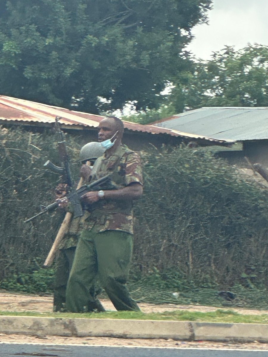 JohnAbdub's tweet photo. Police captured in camera have shot a protester using live bullets in Moyale, Marsabit County.  @IPOA_KE @citizentvkenya @WilliamsRuto @kipmurkomen @HakiAfrica @AIUSA_Kenya @C_NyaKundiH https://t.co/cNVOAggxxt