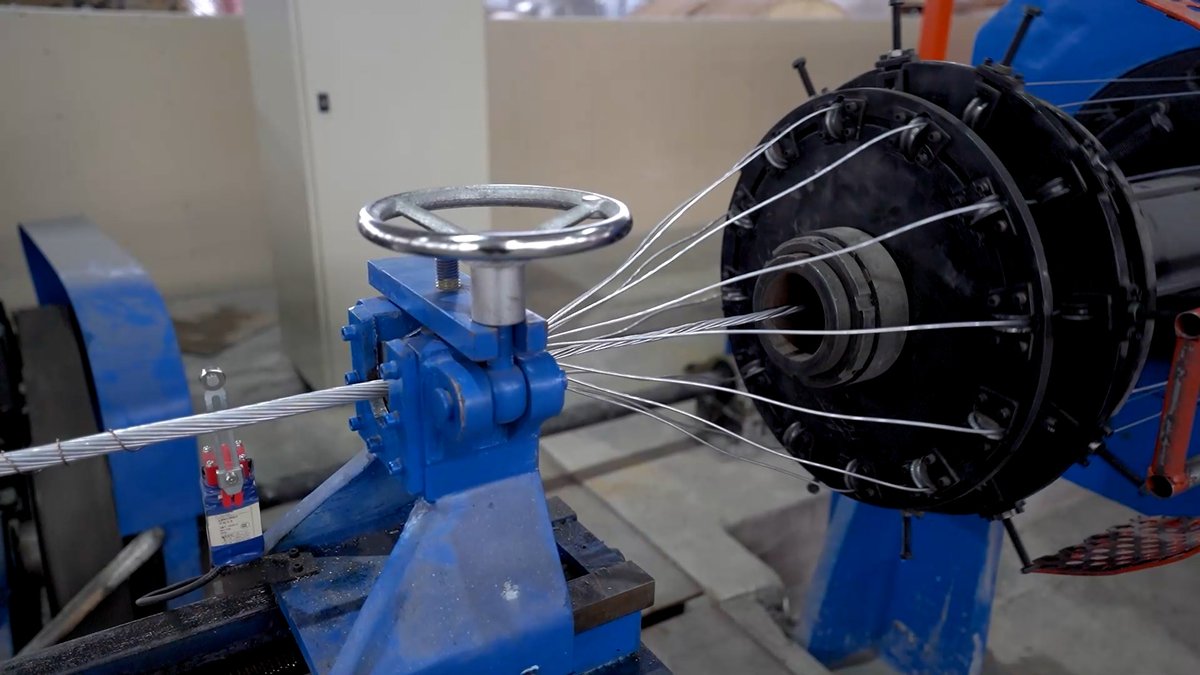 owcable's tweet photo. 🎥 On the ONE WORLD production floor.
Tension control during stranding = key to quality galvanized steel strand.

It affects:
🔹 Strand uniformity
🔹 Pay-off stability
🔹 Load-bearing consistency
🔹 Processing stability
#GalvanizedSteelStrand #ONEWORLD #CableMaterials https://t.co/rQEm8sQZcP