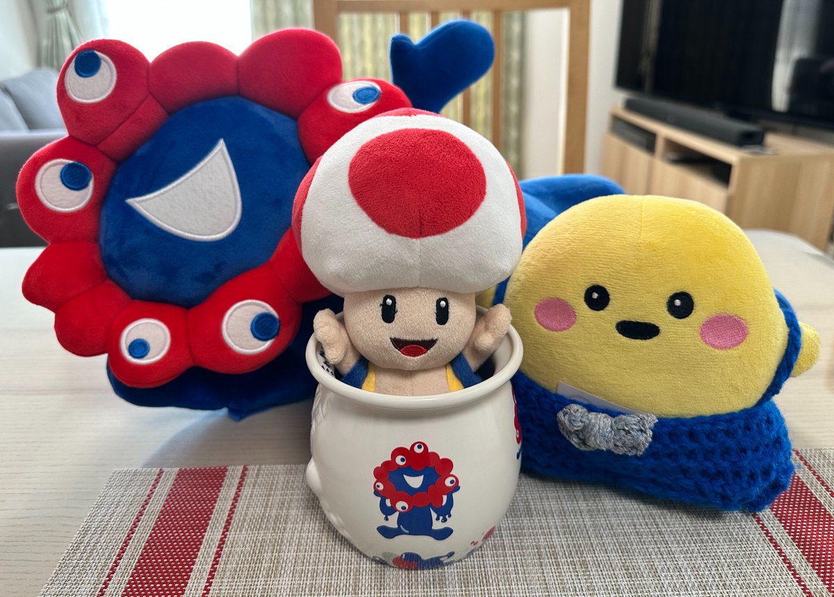 circularchan's tweet photo. ミャクミャクひっぱりだこ飯の壺に
ぴったり入った
キノピ男さん🍄

#ミャクミャク #サーキュラー #キノピオ #淡路屋 https://t.co/Tb72oI97i3
