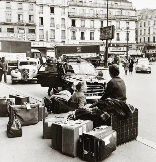 Retra_tos's tweet photo. #fotografia de #CristianLemaire Estación de #SaintLazare, #París, 1958. #retratos #minimalista #photooftheday #estacion #maletas https://t.co/rWkt7us0ll